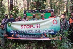 Pemasangan soanduk himbauan mencegah kebakaran hutan.
